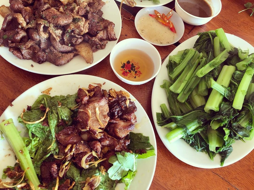 Bữa ăn đặc sản Mộc Châu với bê chao và rau cải mèo