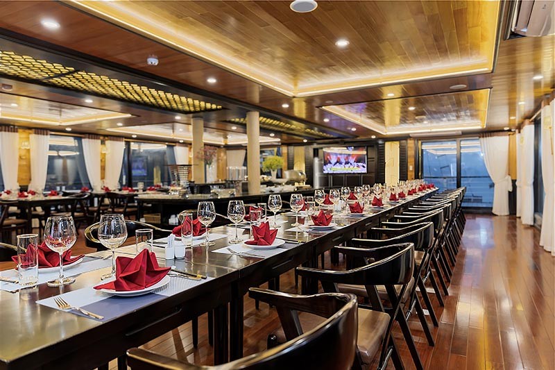 Nhà hàng sang trọng trên du thuyền Serenity Cruises