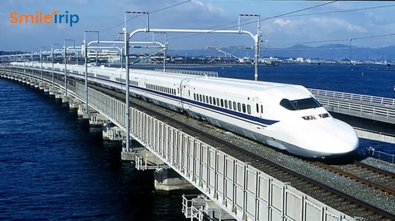 Tàu Shinkansen (Tàu siêu tốc) đang di chuyển trên đường ray tại Nhật Bản