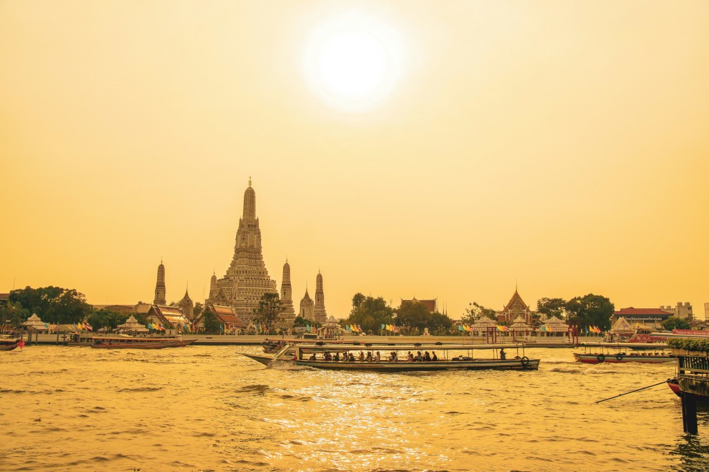 Wat Arun và Hoàng hôn bên sông Chao Phraya ở Bangkok