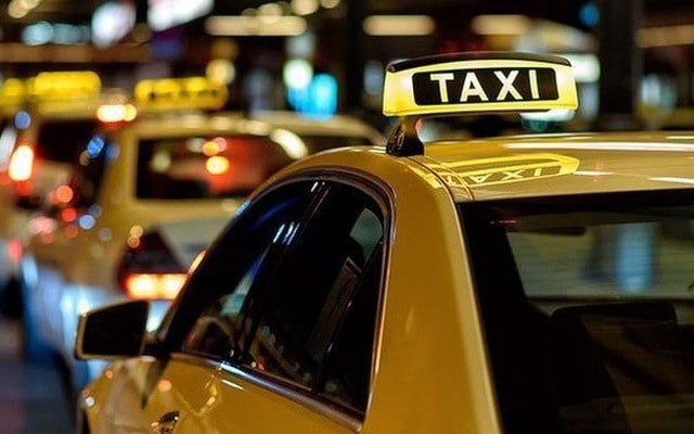 Di chuyển bằng taxi khi du lịch Cần Thơ theo nhóm đông người