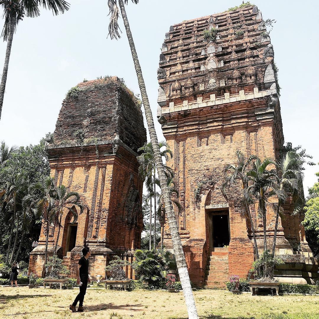 Tháp Đôi với vẻ đẹp độc - lạ đang thu hút rất nhiều khách du lịch tới tham quan