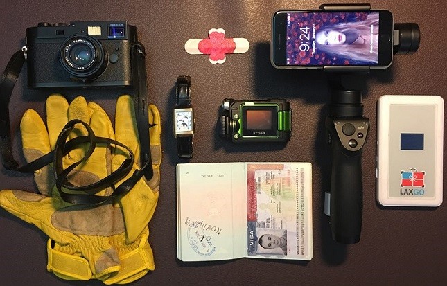 Thiết bị điện tử (điện thoại, máy ảnh) là vật dụng cần thiết khi đi du lịch