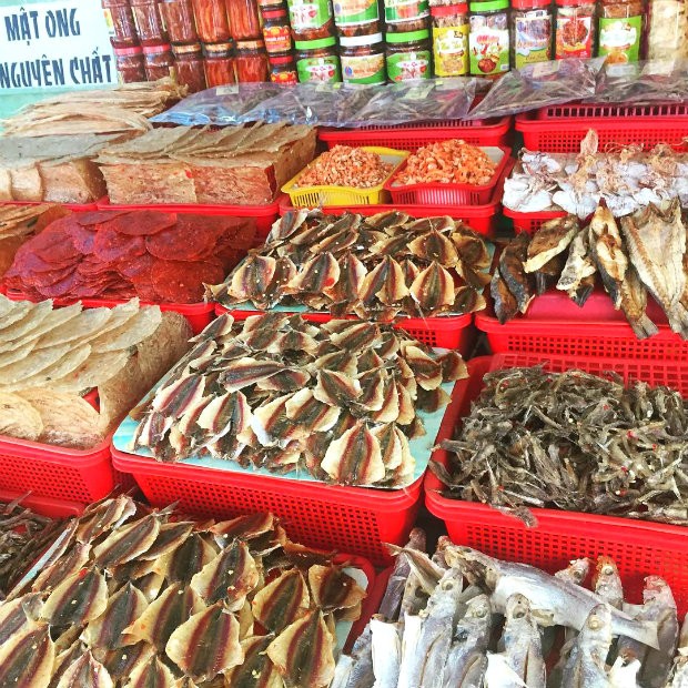 Đừng quên mua hải sản khô về làm quà cho người thân.