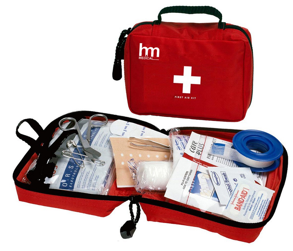 Việc chuẩn bị thuốc và dụng cụ y tế là thứ không thể thiếu trong hành lý du lịch