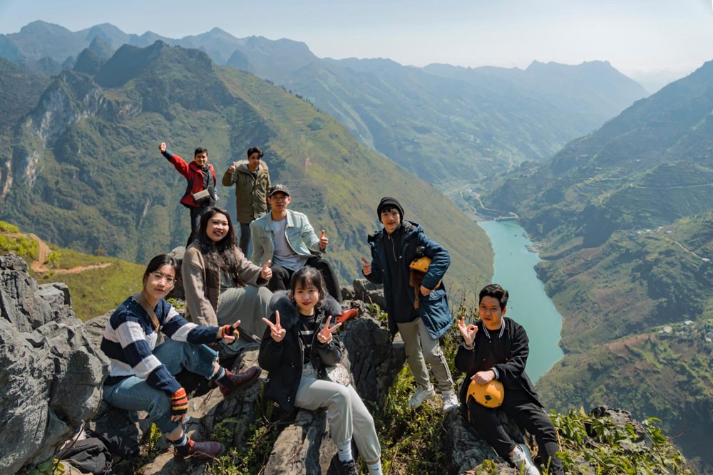 Toàn cảnh Mã Pí Lèng nhìn xuống dòng sông Nho Quế