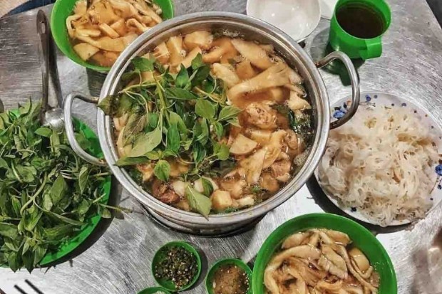 Món lẩu gà lá é ấm nóng, đặc trưng của ẩm thực Đà Lạt