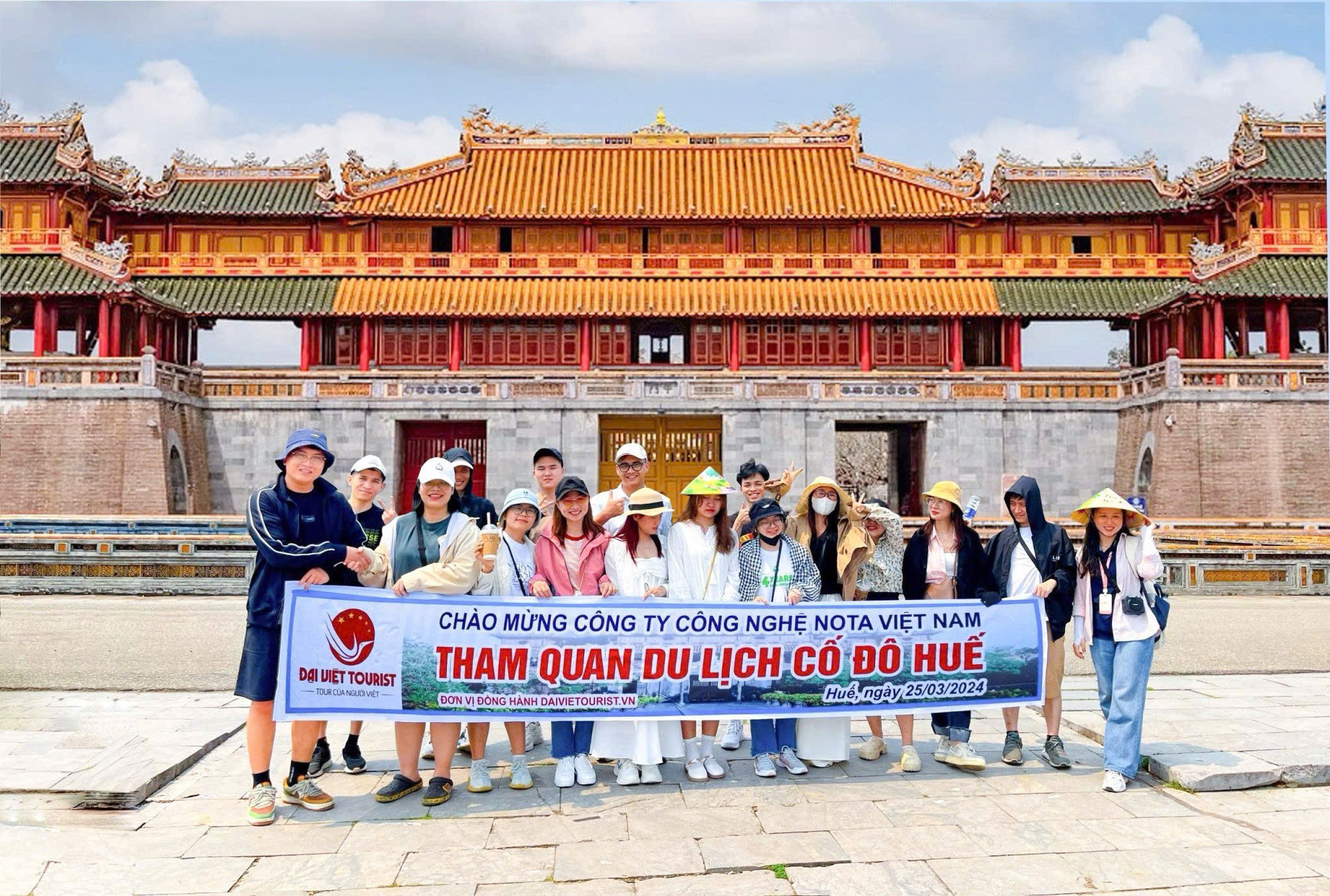 Du khách tham gia tour Huế 1 ngày từ Đà Nẵng