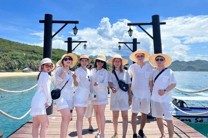 Du khách muốn thiết kế tour riêng thì liên hệ Đại Việt Tourist
