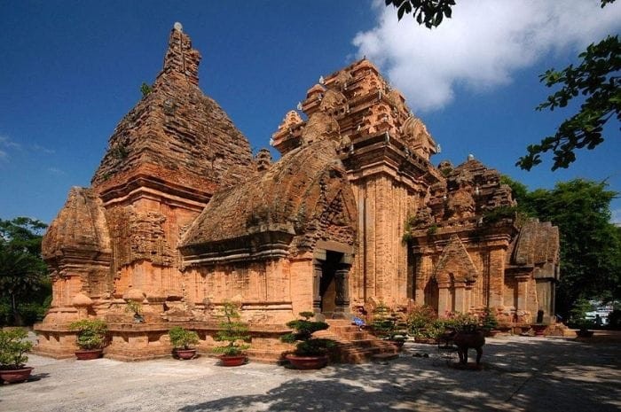 Tháp bà Ponagar, địa điểm tín ngưỡng thờ thần Thiên y A Na