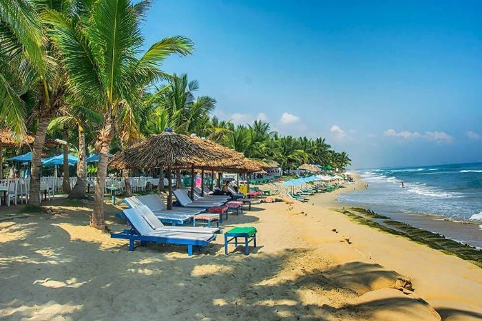 Biển Cửa Đại với bãi cát mịn và làn nước trong xanh