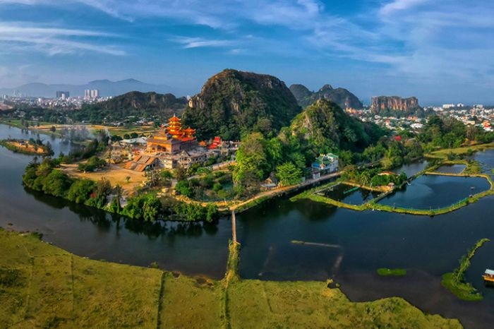 Khu danh thắng Ngũ Hành Sơn nằm trên tuyến đường di chuyển giữa hai thành phố