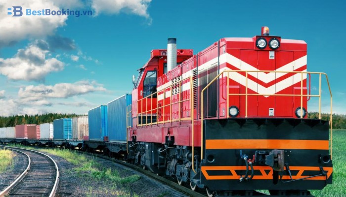 Hình ảnh đầu tàu hỏa đang chạy trên đường ray