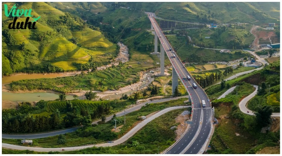 Cảnh ùn tắc giao thông trên một đoạn đường cao tốc, đặc biệt vào các dịp lễ tết