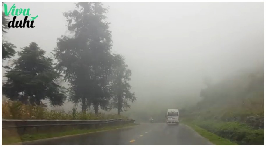 Sương mù dày đặc bao phủ một đoạn đèo núi, làm giảm tầm nhìn khi lái xe
