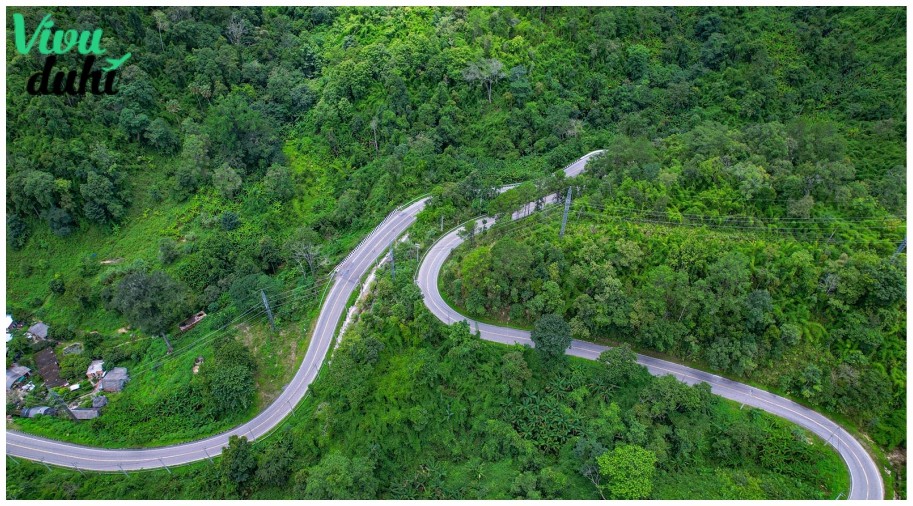 Hình ảnh cung đường đèo núi với nhiều khúc cua gấp và dốc đứng