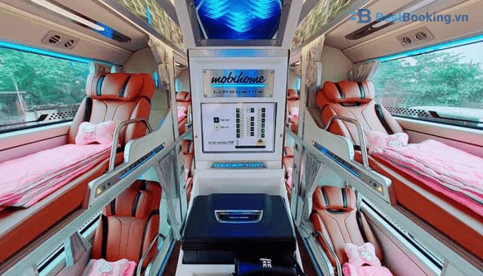 Hình ảnh xe khách giường nằm hoặc xe ghế ngồi đang chạy trên đường