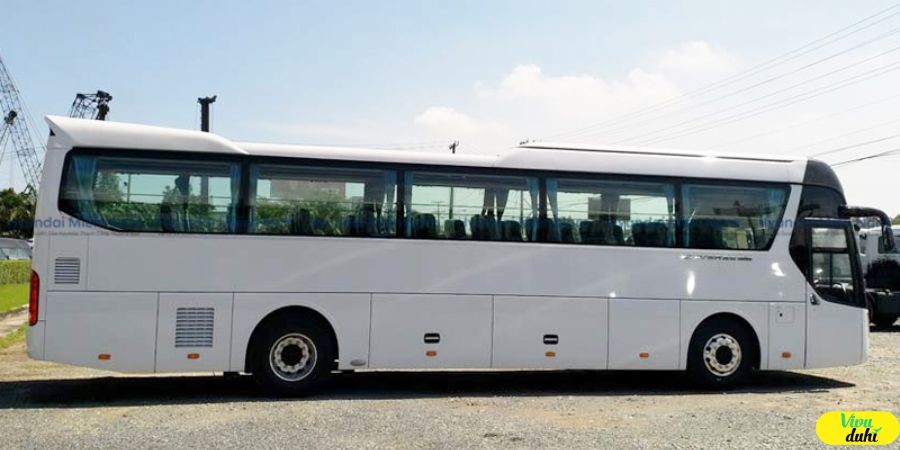 Hình ảnh xe khách giường nằm cao cấp đang di chuyển trên đường cao tốc