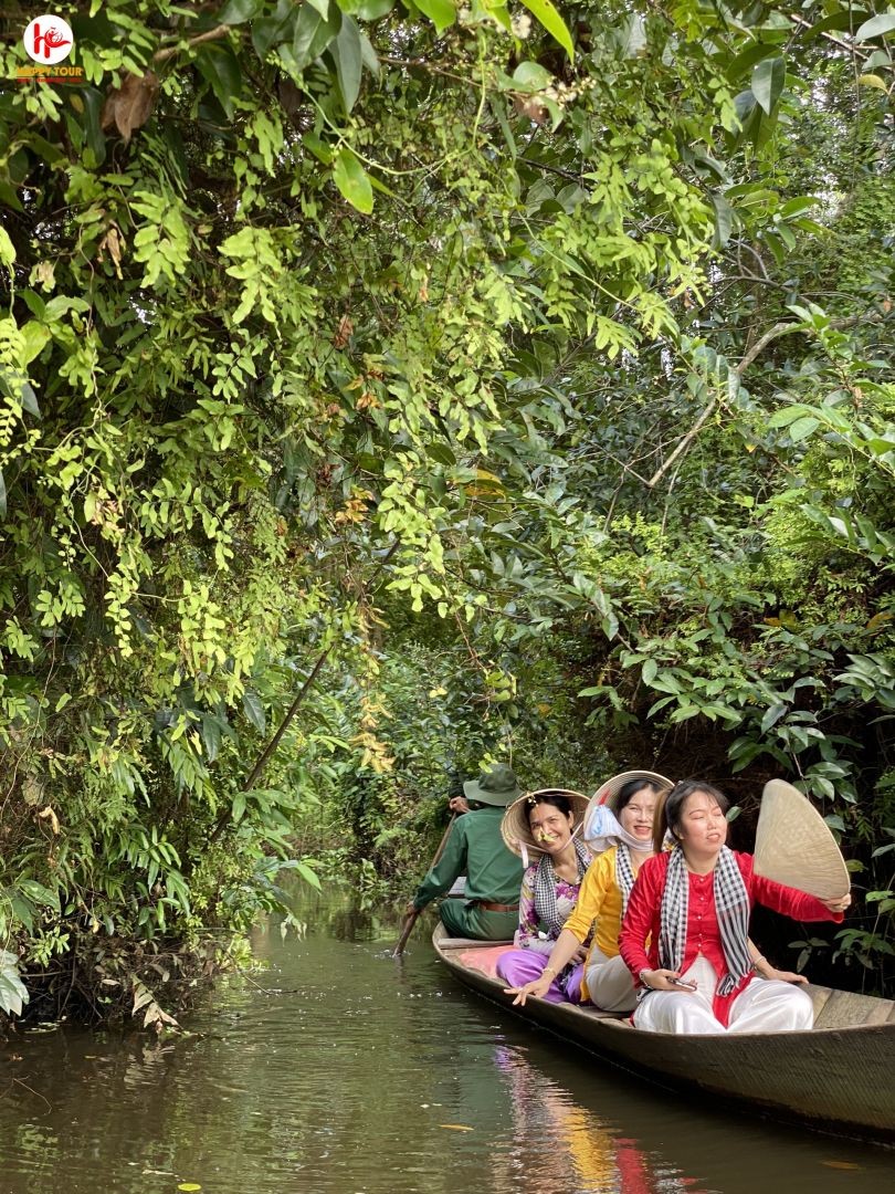 Trải nghiệm đi xuồng ba lá len lỏi qua các kênh rạch nhỏ ở Xẻo Quít