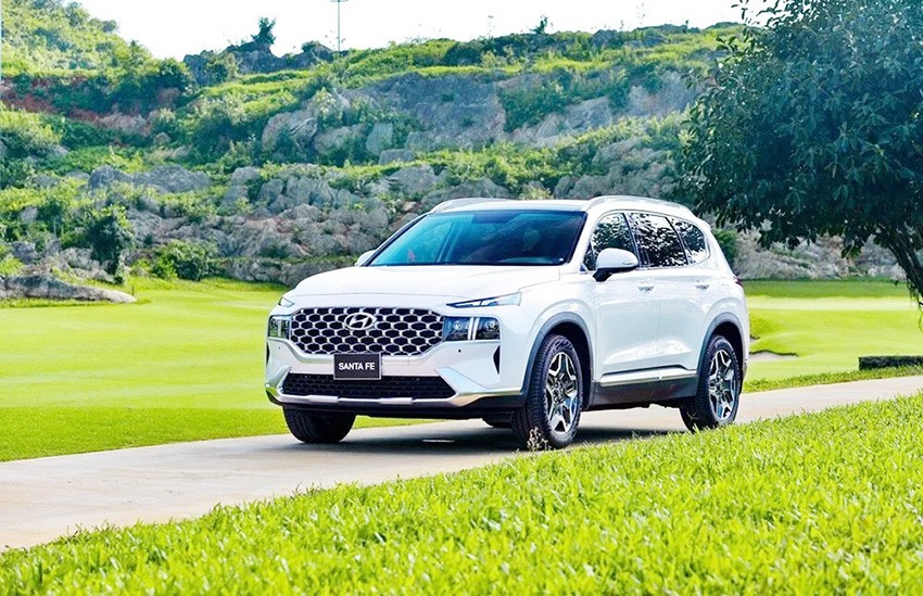 Hình ảnh một chiếc ô tô cá nhân đang di chuyển trên đường cao tốc