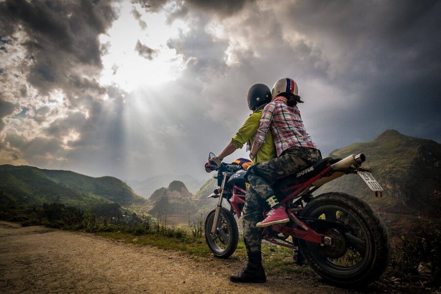 Một nhóm phượt thủ đang nghỉ ngơi bên xe máy trên cung đường phượt