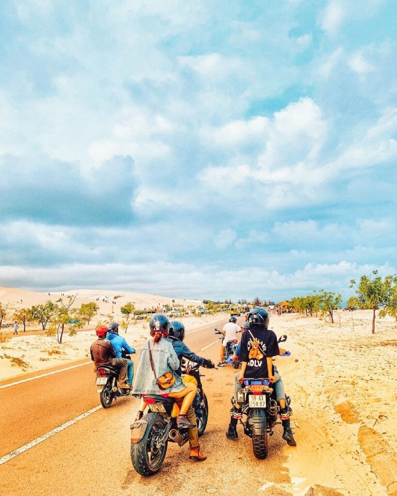 Một nhóm phượt thủ đang di chuyển bằng xe máy trên Quốc lộ 1A