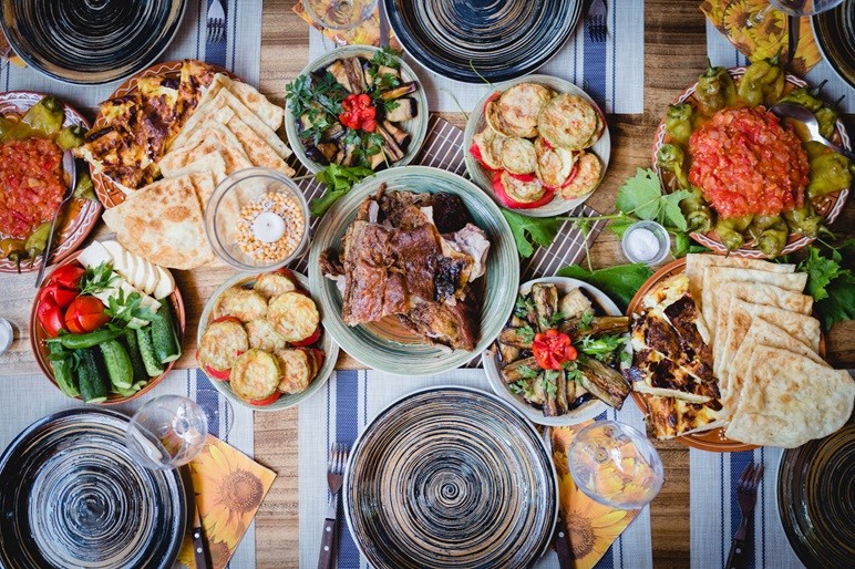 Các món ăn đặc trưng của ẩm thực Moldova, bao gồm Mămăligă và Plăcintă