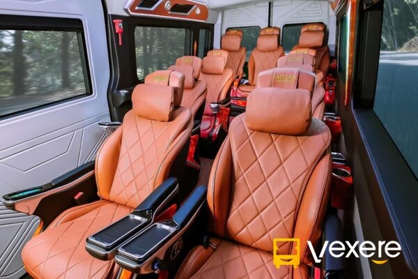 Dòng xe khách chất lượng cao đang di chuyển trên đường cao tốc Sài Gòn - Bình Thuận