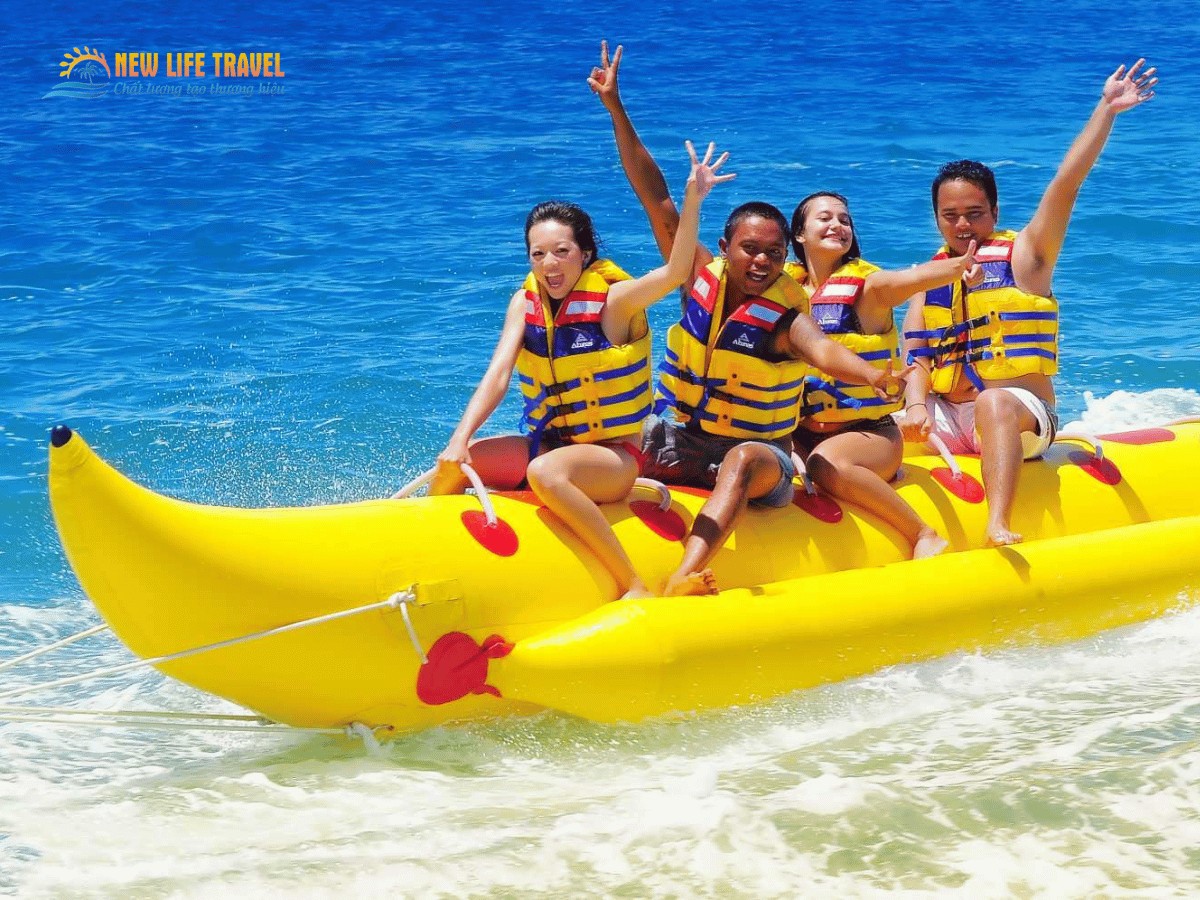 Du khách trải nghiệm phao chuối tại Bãi Tranh Nha Trang, một trong những hoạt động thể thao biển hấp dẫn