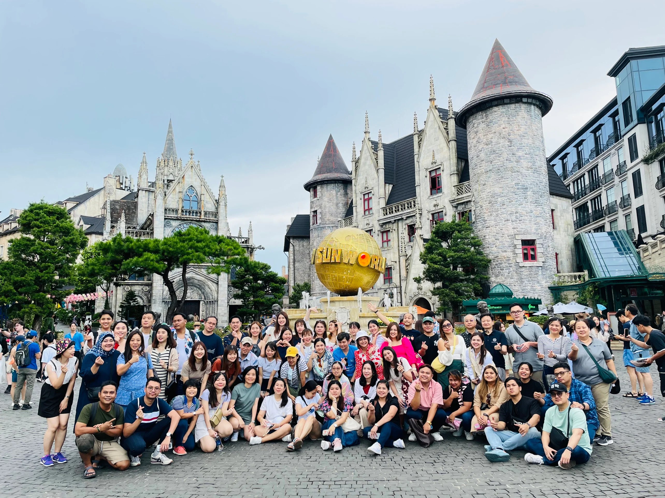 Toàn cảnh Làng Pháp và cáp treo Bà Nà Hills trong Tour Bà Nà 2 ngày 1 đêm