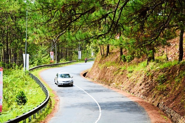 Xe khách di chuyển theo tuyến đường bộ từ Đà Lạt đến Hà Nội