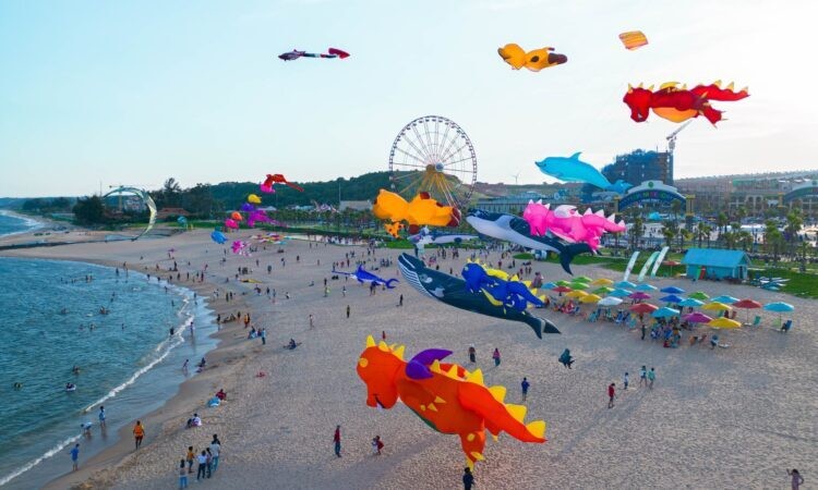 Bãi biển ở Bình Thuận vào mùa nắng đẹp, cát trắng và nước biển trong xanh