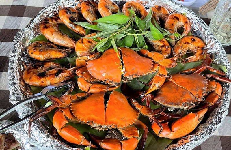 Món hải sản tươi ngon được bày bán tại chợ Hàng Dương Cần Giờ