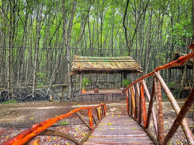 Khu du lịch sinh thái Dần Xây với khu vực cầu cảng và rừng ngập mặn