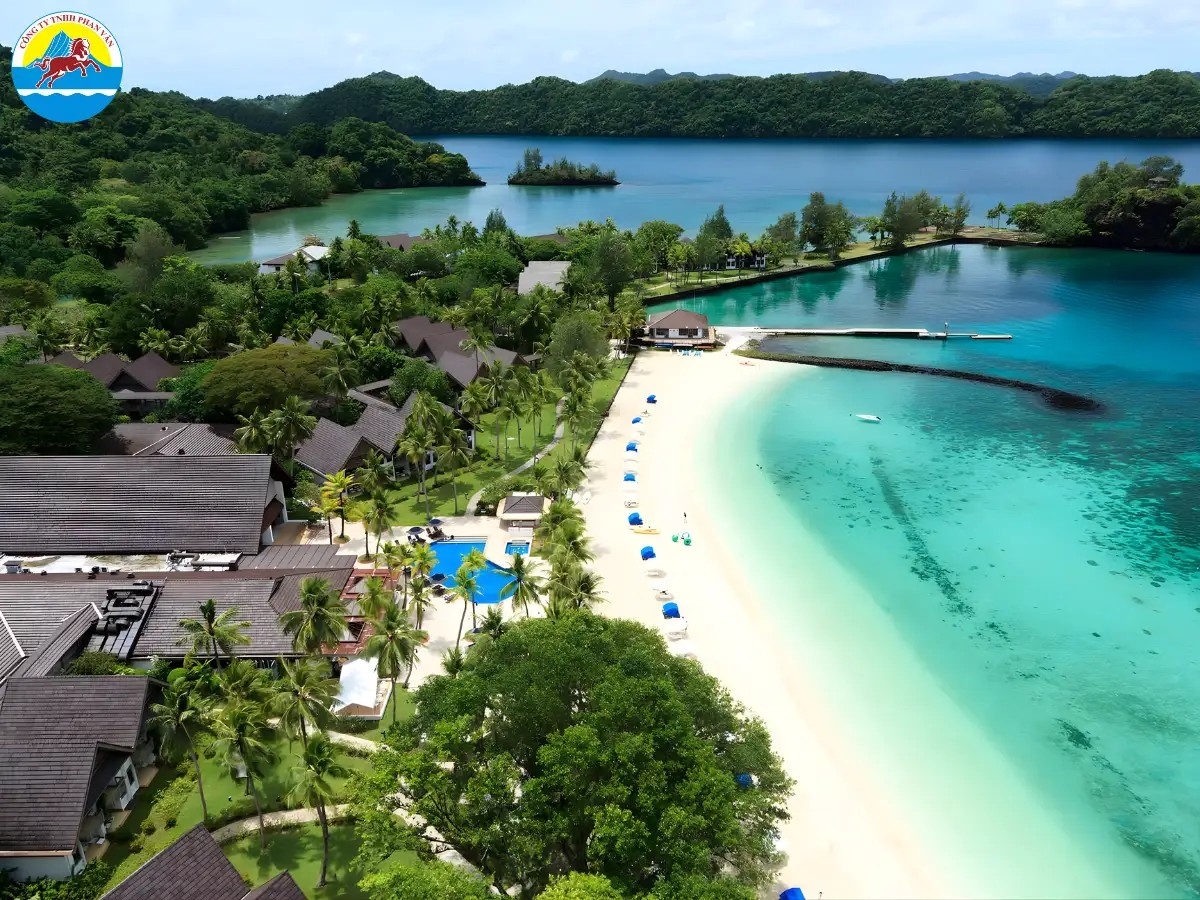 Mùa khô từ tháng 12 đến tháng 4 là thời điểm vàng để du lịch Micronesia với biển êm