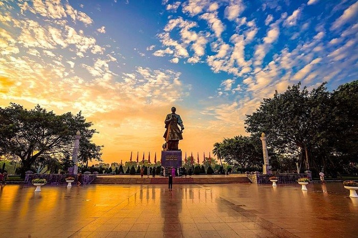 Du khách di chuyển bằng xe máy khám phá Nam Định