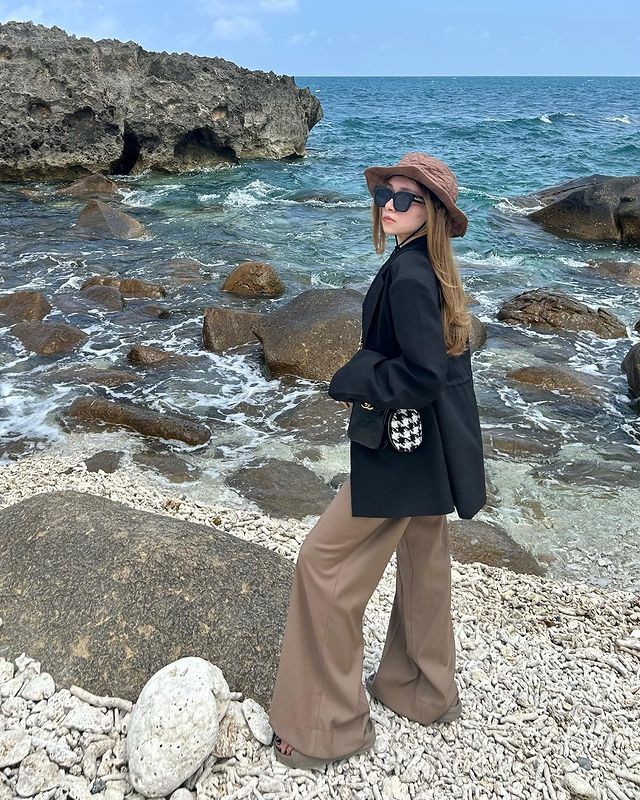 Rêu xanh phủ trên rặng san hô cổ tại Hang Rái (Ảnh: @reallllllim)