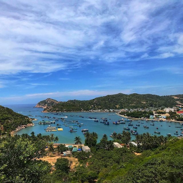 Vịnh Vĩnh Hy nhìn từ đèo, như một bức tranh thủy mặc (Ảnh: @hoaithuw__)
