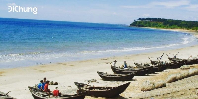 Nhà thờ đổ Hải Lý với phần còn lại của thánh đường đứng vững trên bãi biển