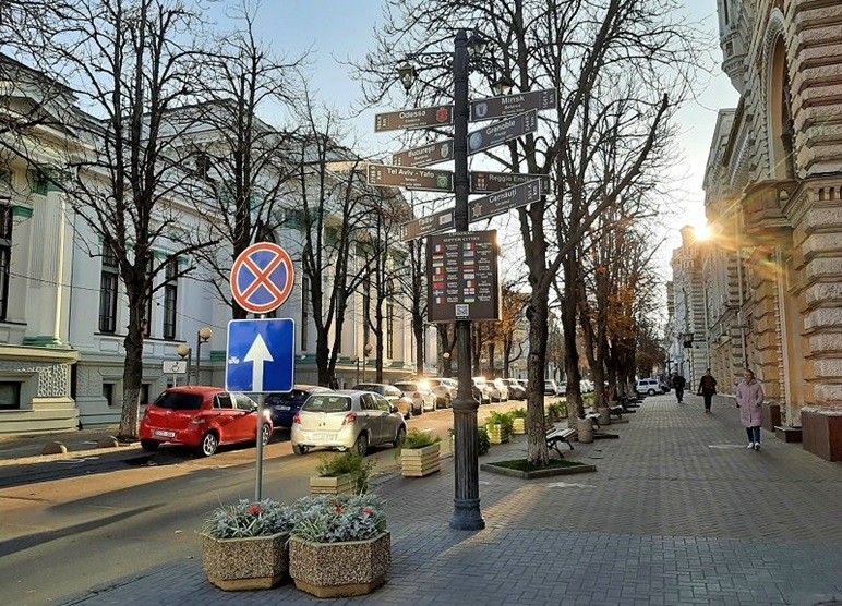 Xe điện trolleybus di chuyển trên đường phố thủ đô Chișinău