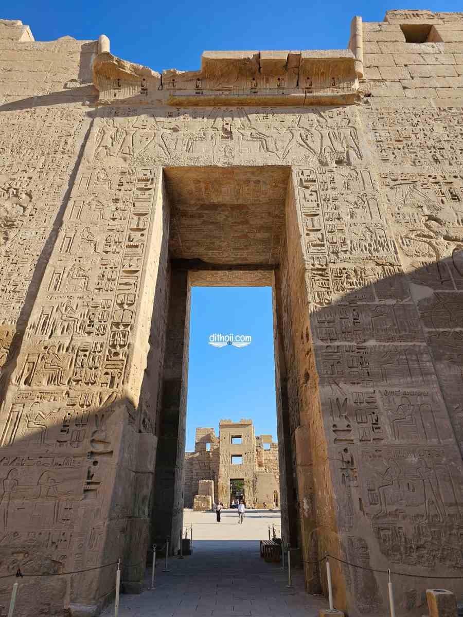 Cổng đá cổ đại ở đền Karnak