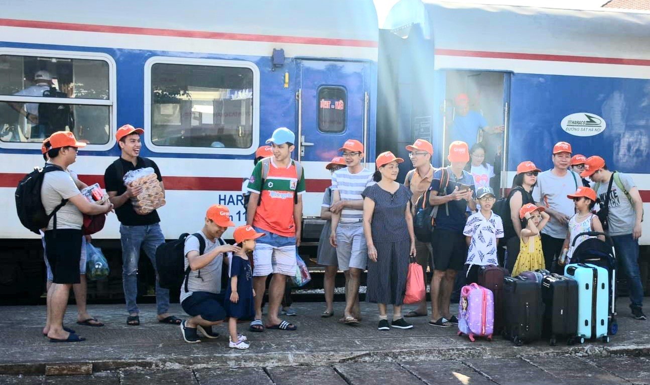 Du khách đến ga Đồng Hới sau một đêm ngủ trên tàu hỏa