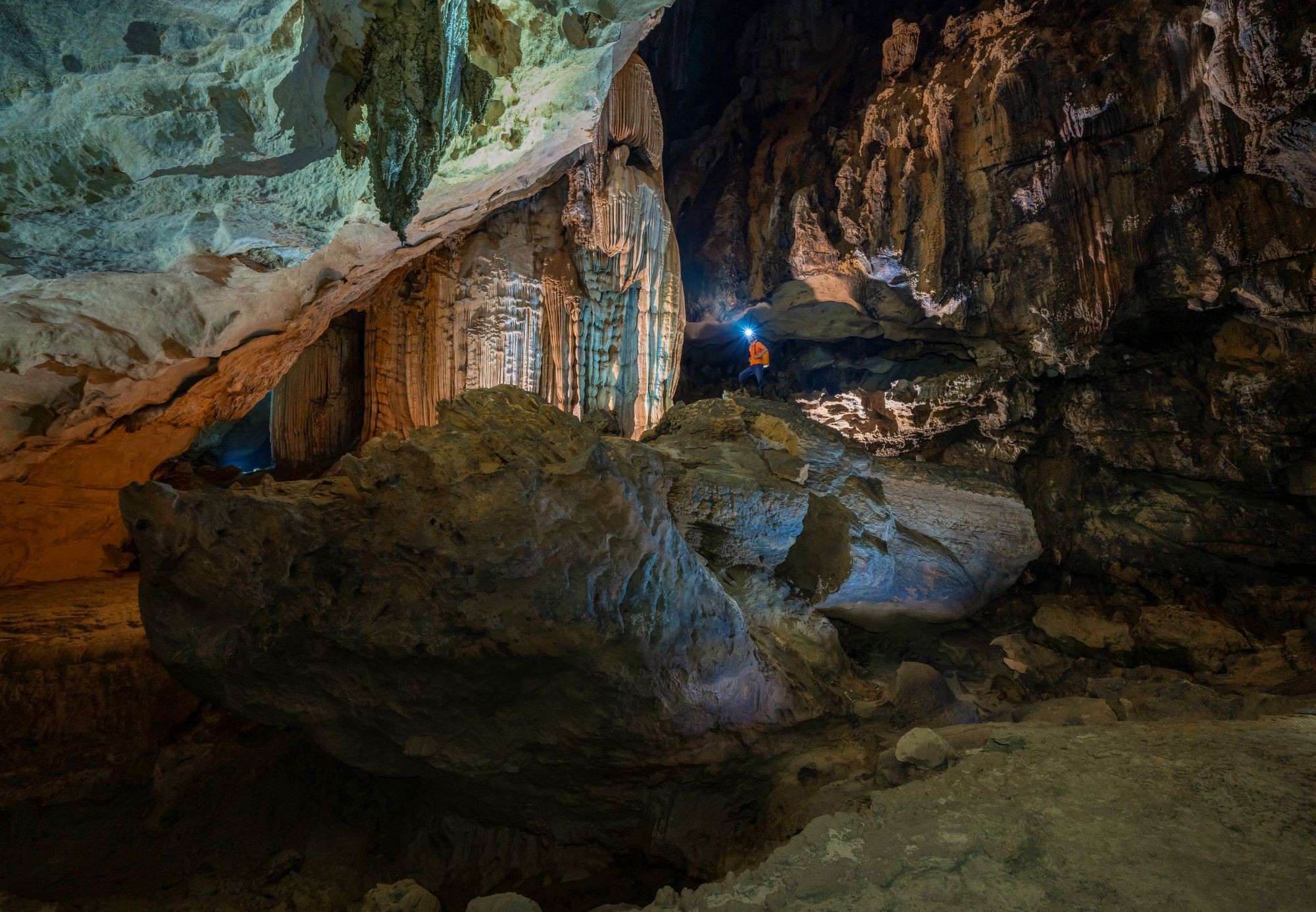Thám hiểm hang Chà Lòi, một trong những hang động nổi bật tại Quảng Bình