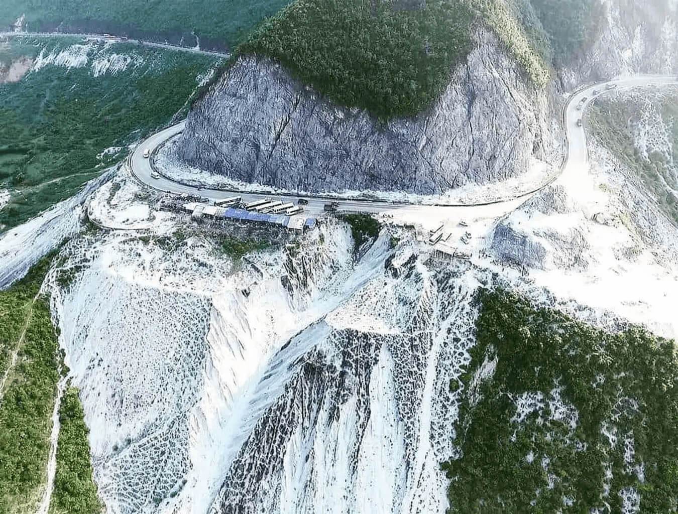 Cung đường đèo Thung Khe quanh co trên đường đến Mai Châu