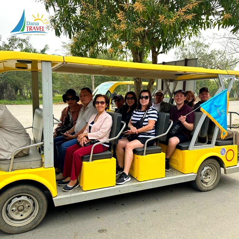 Một nhóm khách du lịch chụp ảnh kỷ niệm trong chuyến đi Ninh Bình 2 ngày 1 đêm