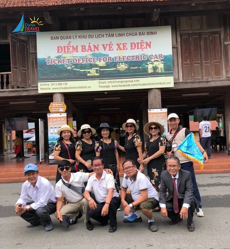 Đoàn khách đông người chụp ảnh lưu niệm sau chuyến đi Ninh Bình