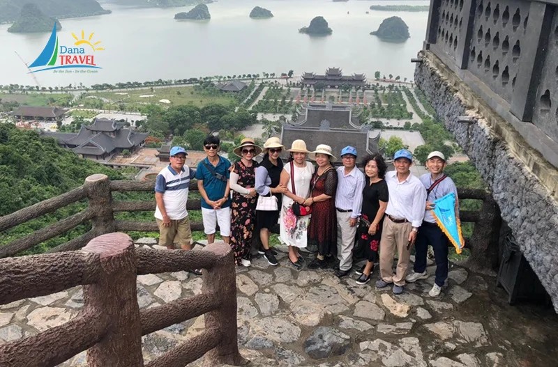 Khách du lịch đang thư giãn trên đò tham quan ở Ninh Bình