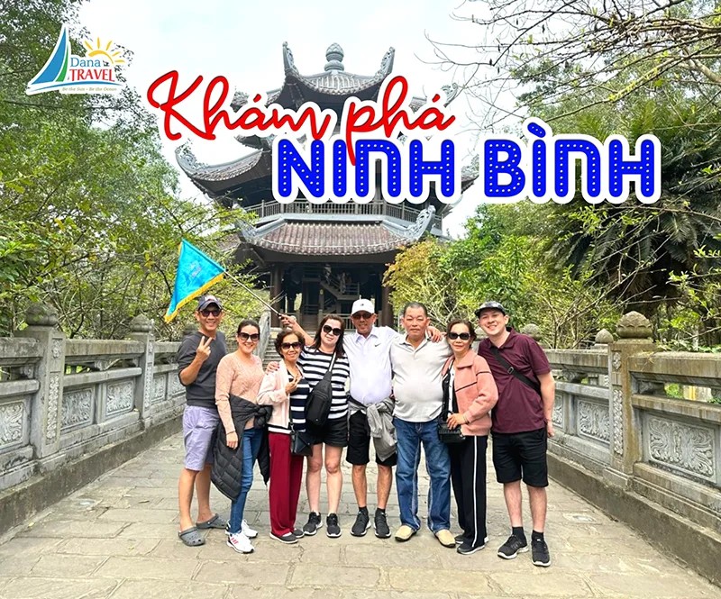 Khách du lịch đang khám phá phong cảnh non nước Ninh Bình