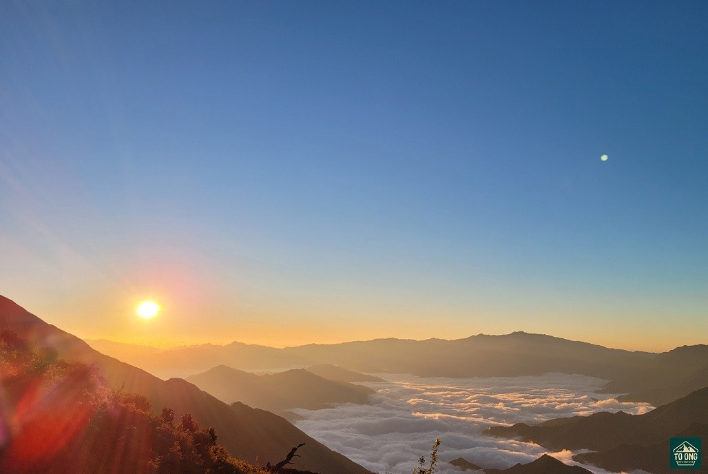 Toàn cảnh biển mây bồng bềnh tại Tà Xùa, Sơn La