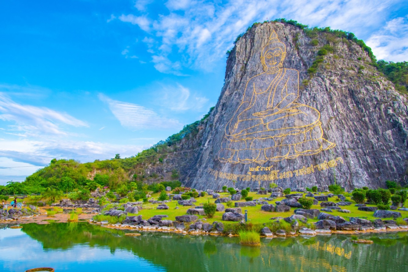 Tượng Phật chạm khắc vàng linh thiêng và truyền thuyết về ngọn núi
